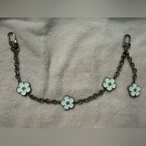 🆕 Silver and White Flower Chain for bag 👜